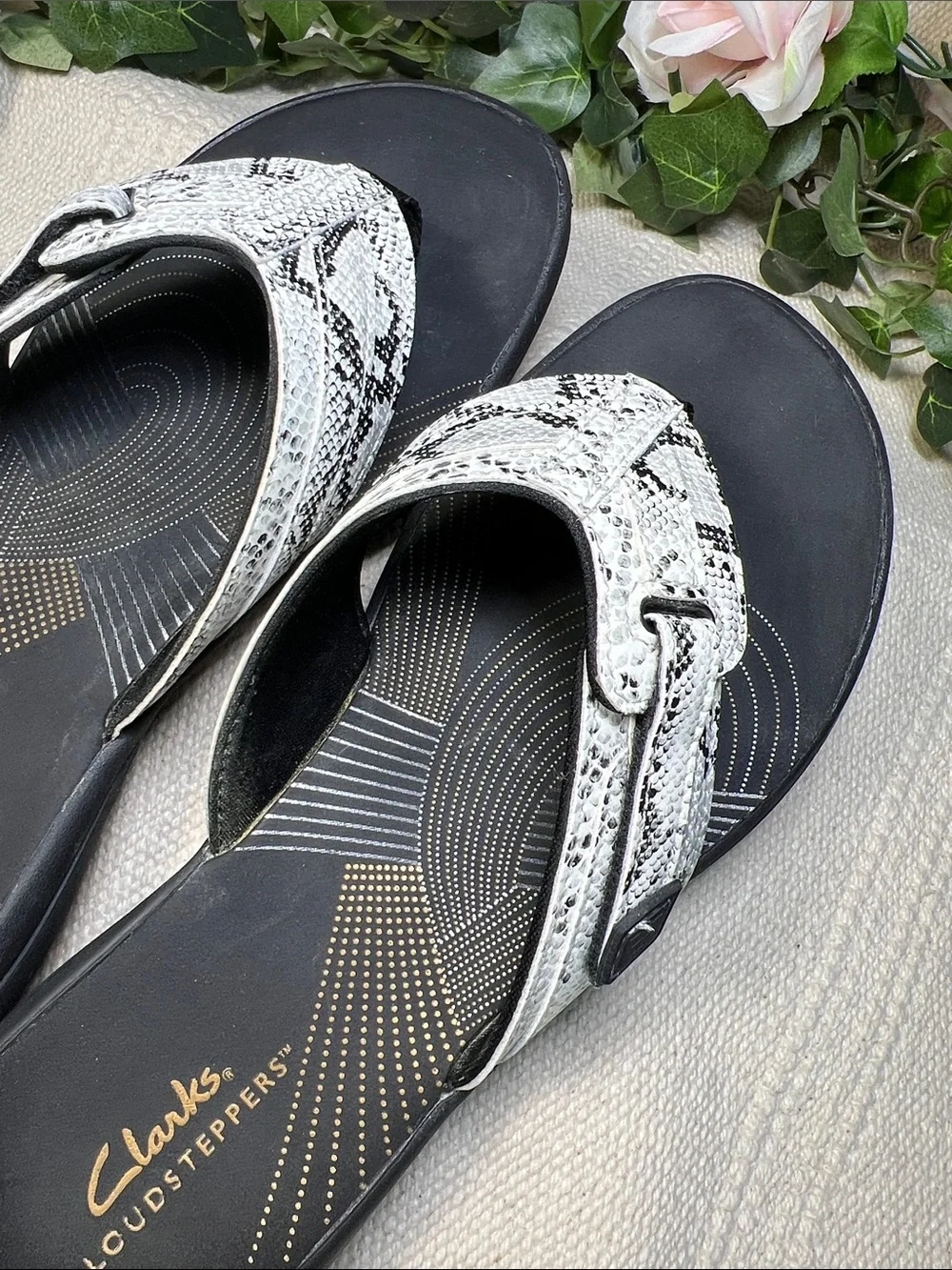 🩴Clarks Cloudsteppers Women's Black & White Snake-Print Slide Sandals